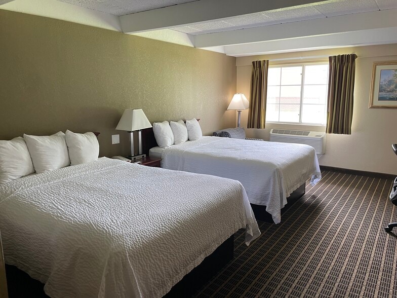 2216 N Dodge St, Iowa City, IA for sale - Building Photo - Image 2 of 13