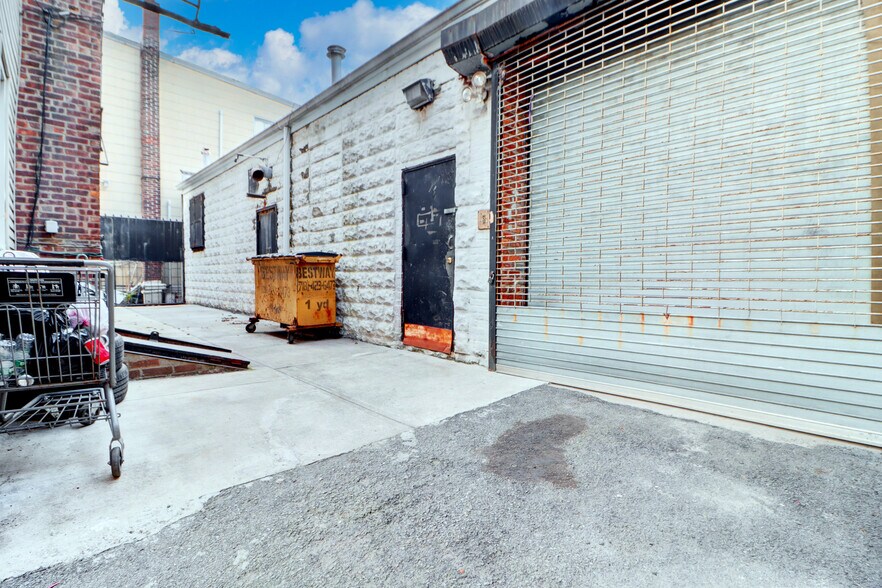 1059 Wyckoff Ave, Ridgewood, NY à louer - Photo du bâtiment - Image 3 de 18