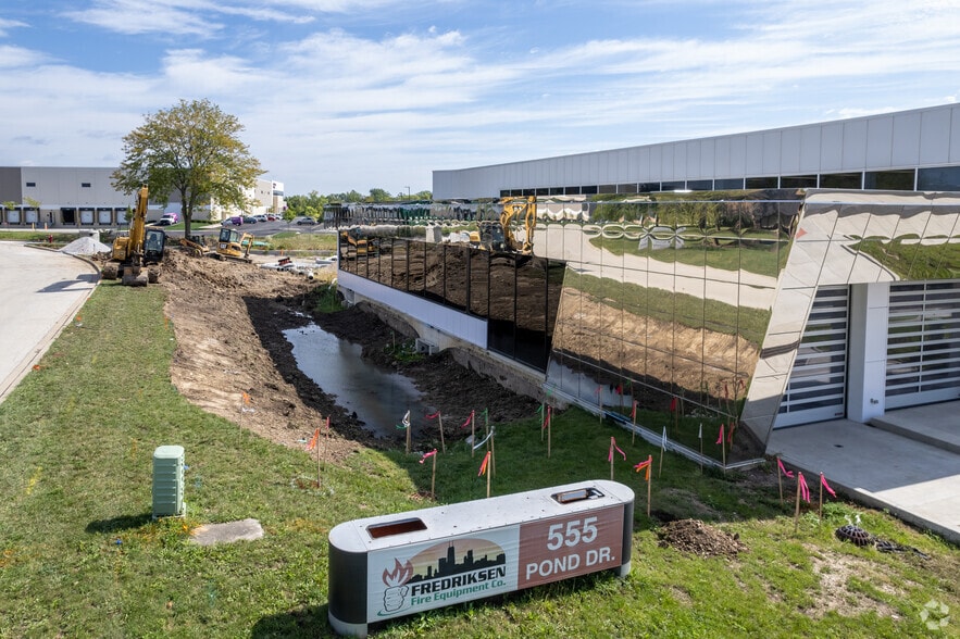 555 Pond Dr, Wood Dale, IL for lease - Building Photo - Image 3 of 6