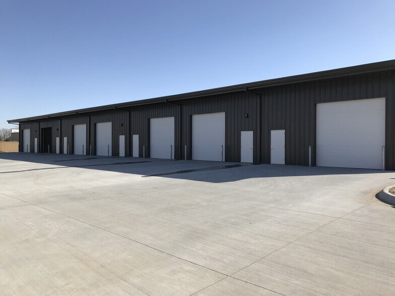 3221 N Ridge Rd, Wichita, KS à louer - Photo du bâtiment - Image 2 de 5