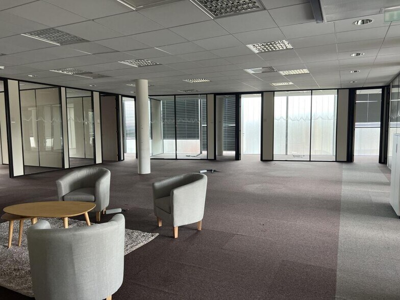 23 Rue General Valerie Andre, Vélizy-Villacoublay à louer - Photo du bâtiment - Image 3 de 13