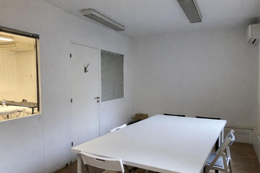 Office in Lyon for lease - Interior Photo - Image 3 of 6