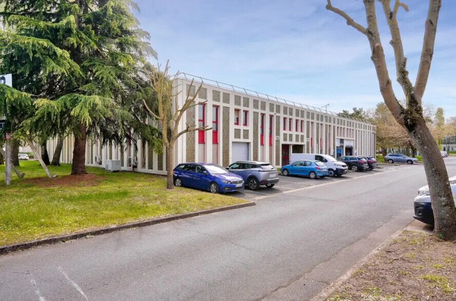 Flex dans Éragny à louer - Photo du bâtiment - Image 2 de 8