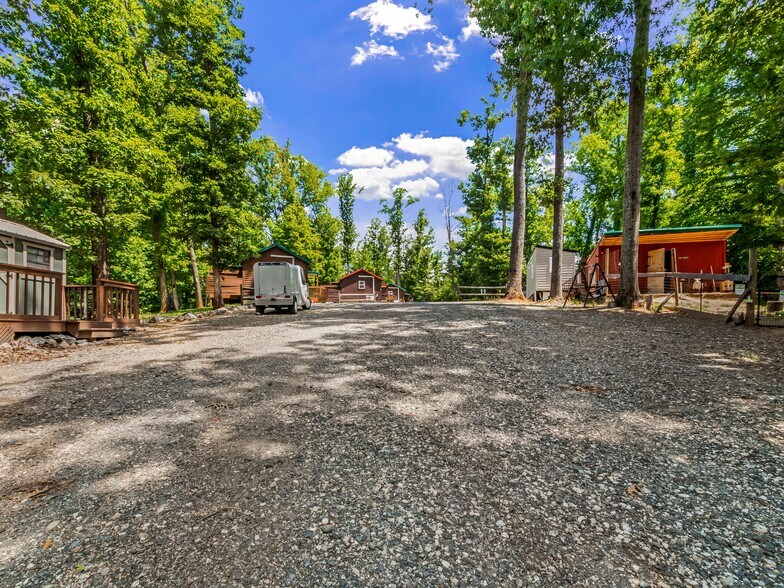 127 Deer Hill Ln, Weaverville, NC à vendre - Photo du bâtiment - Image 3 de 52