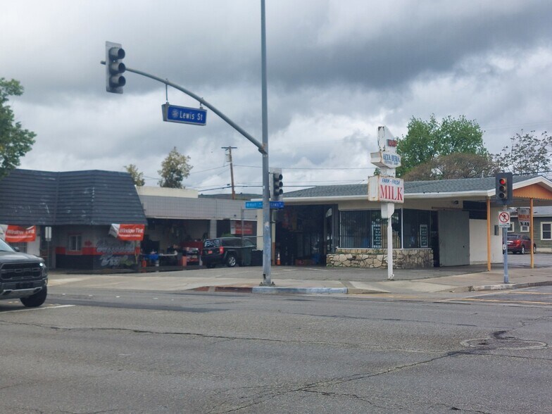 1225-1229 W Holt Ave, Pomona, CA à vendre - Photo du bâtiment - Image 3 de 10