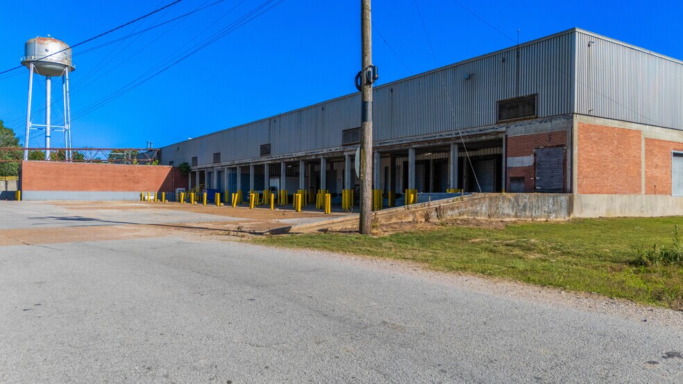 501 W 10th St, Trenton, TN à louer - Photo du bâtiment - Image 3 de 6
