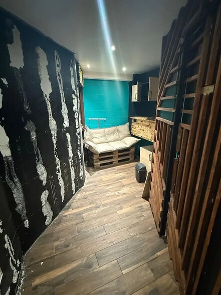 Retail in Paris for lease - Interior Photo - Image 3 of 7