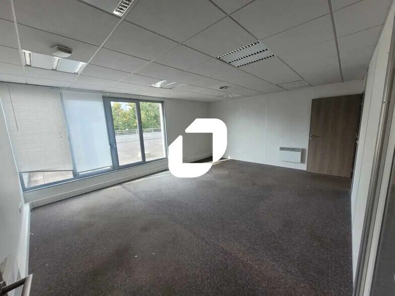 Flex dans Poissy à louer - Photo du bâtiment - Image 2 de 17