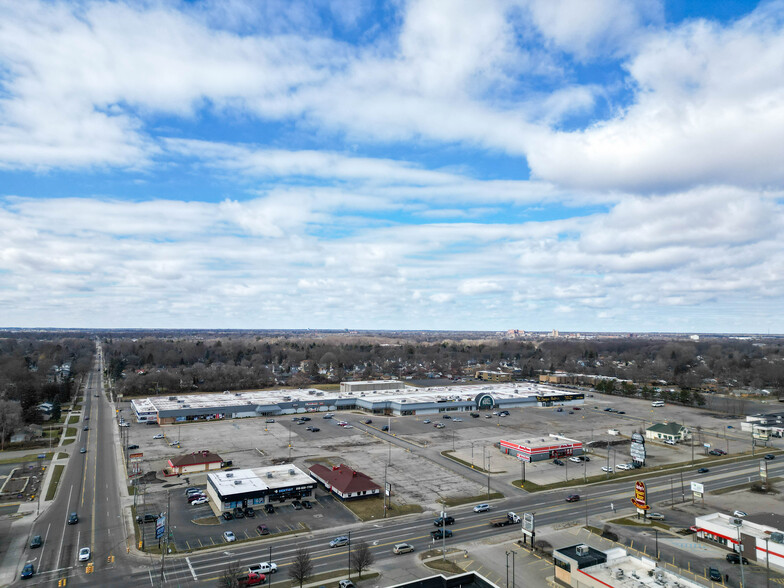 3600 S Dort Hwy, Flint, MI à vendre - Photo du bâtiment - Image 2 de 14