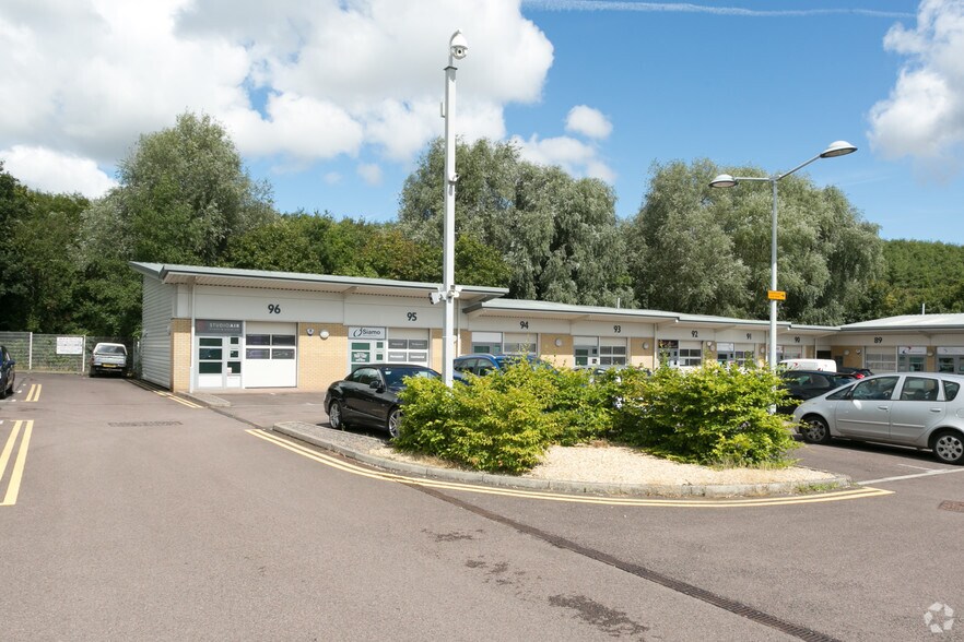 Rivermead Dr, Swindon à louer - Photo principale - Image 2 de 6