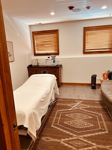 145-147 S Northwest Hwy, Park Ridge, IL à louer - Photo du bâtiment - Image 2 de 8