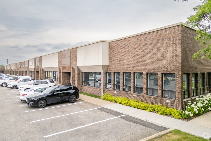 3465-3545 Boul Thimens, Montréal, QC for lease - Building Photo - Image 3 of 7