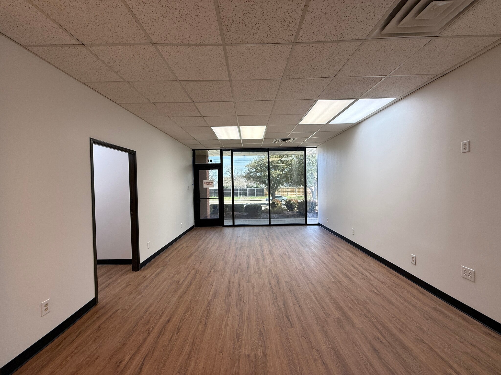 614 S Edmonds Ln, Lewisville, TX à louer Photo intérieure- Image 1 de 7