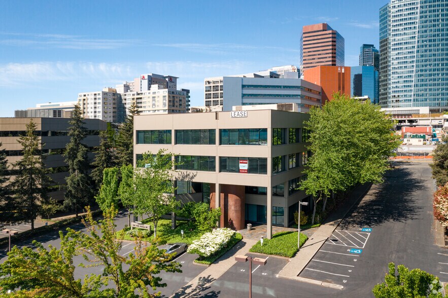 520 112th Ave NE, Bellevue, WA à louer - Photo du bâtiment - Image 3 de 8