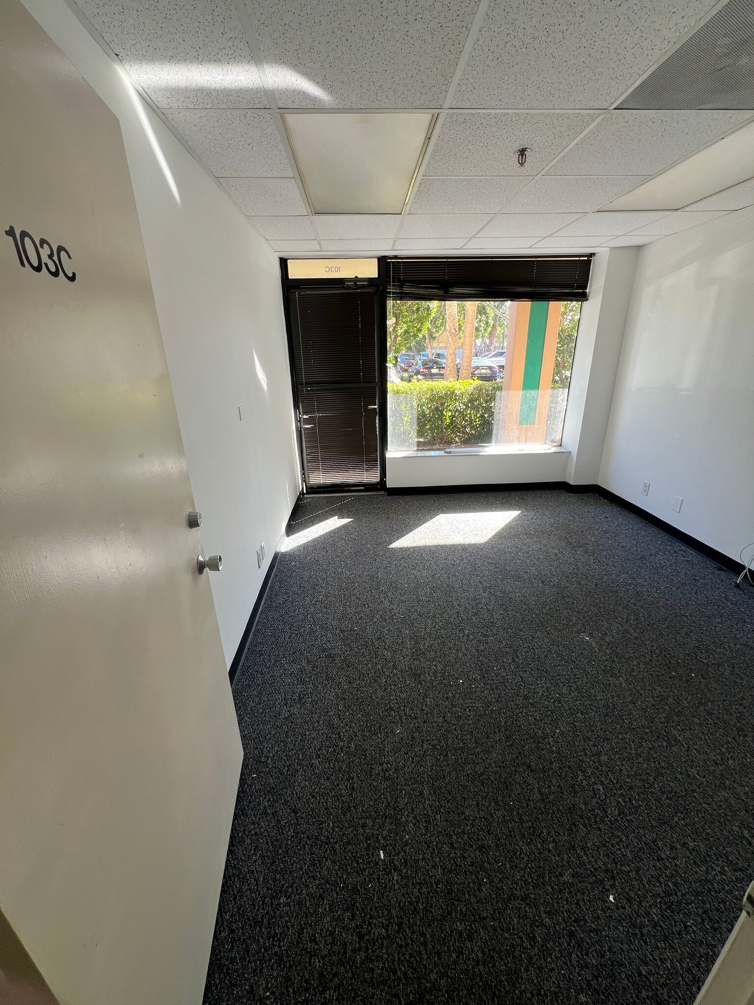 915 Middle River Dr, Fort Lauderdale, FL for lease Interior Photo- Image 1 of 5