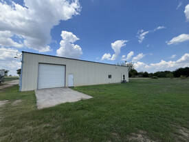 Warehouse with Office & Yard Space - Entrepôt