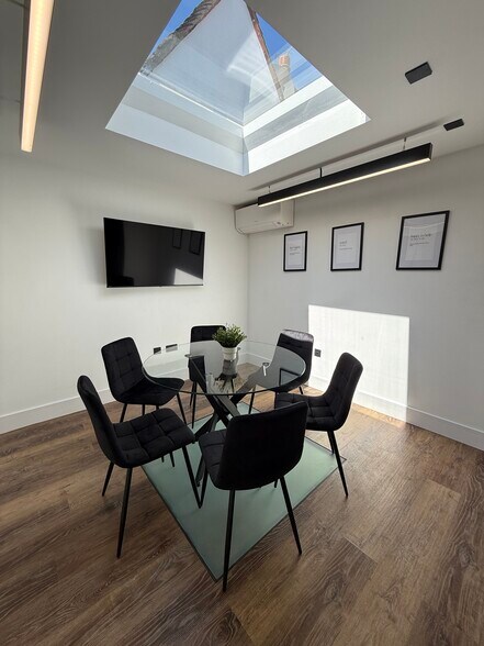 5 Crown Passage, Kingston Upon Thames à louer - Photo du bâtiment - Image 3 de 11