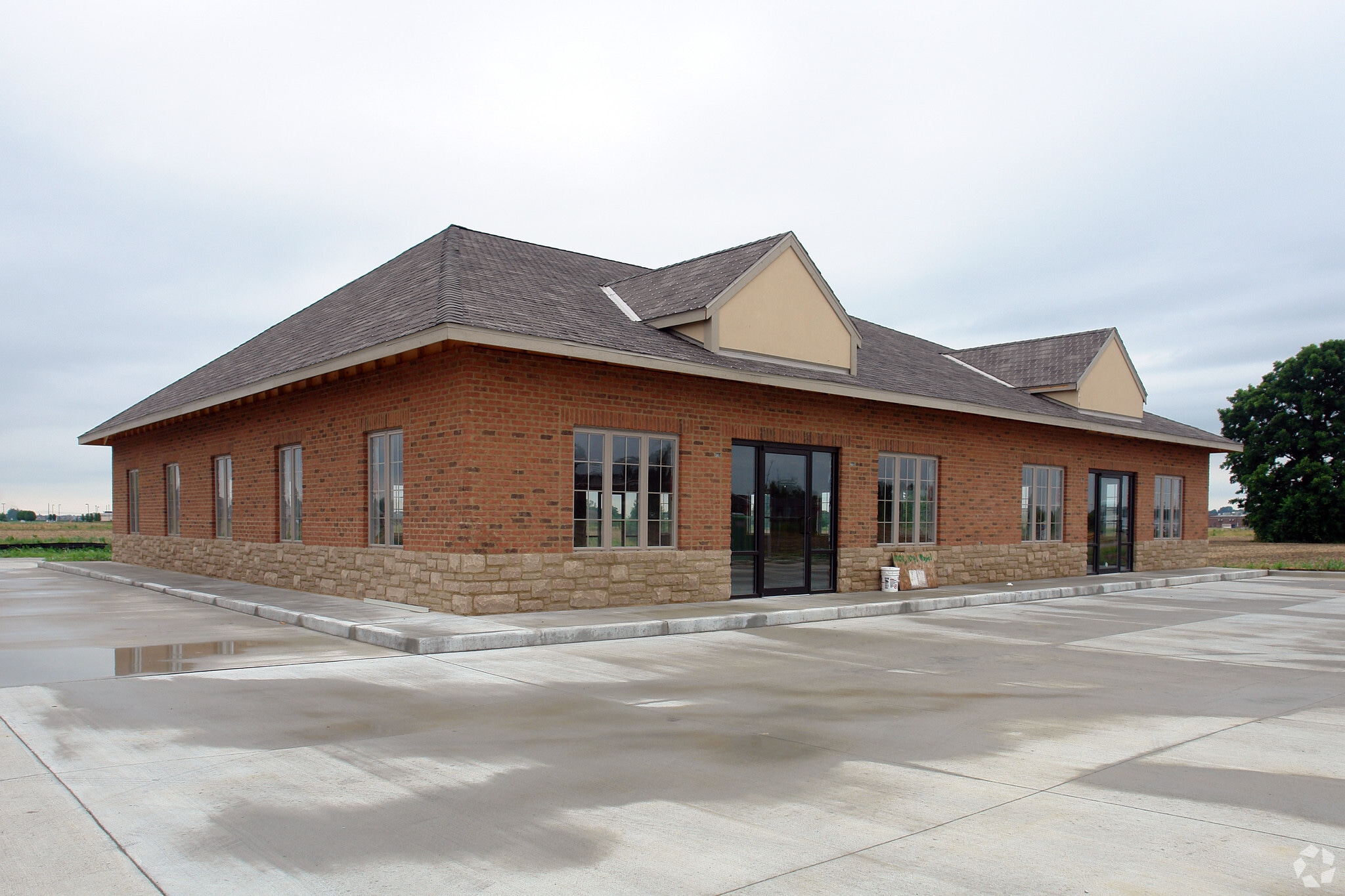 1041 N Royal Ave, Evansville, IN for lease Primary Photo- Image 1 of 3
