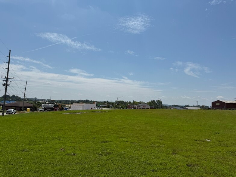 1504 Wilkins Way, Mitchell, IN à vendre - Photo du bâtiment - Image 2 de 2