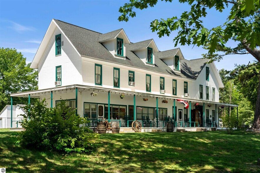 18599 Mission Rd, Traverse City, MI à vendre - Photo du bâtiment - Image 1 de 34