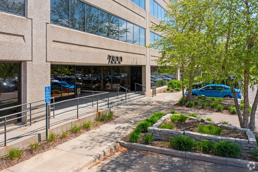 7300 Metro Blvd, Edina, MN à louer - Photo du bâtiment - Image 3 de 12