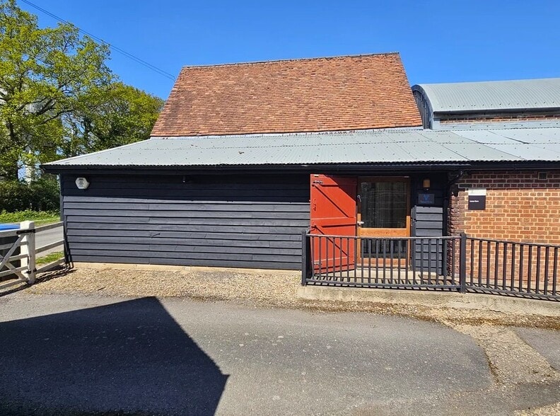 Gaddesden Row, Hemel Hempstead for lease - Building Photo - Image 2 of 4