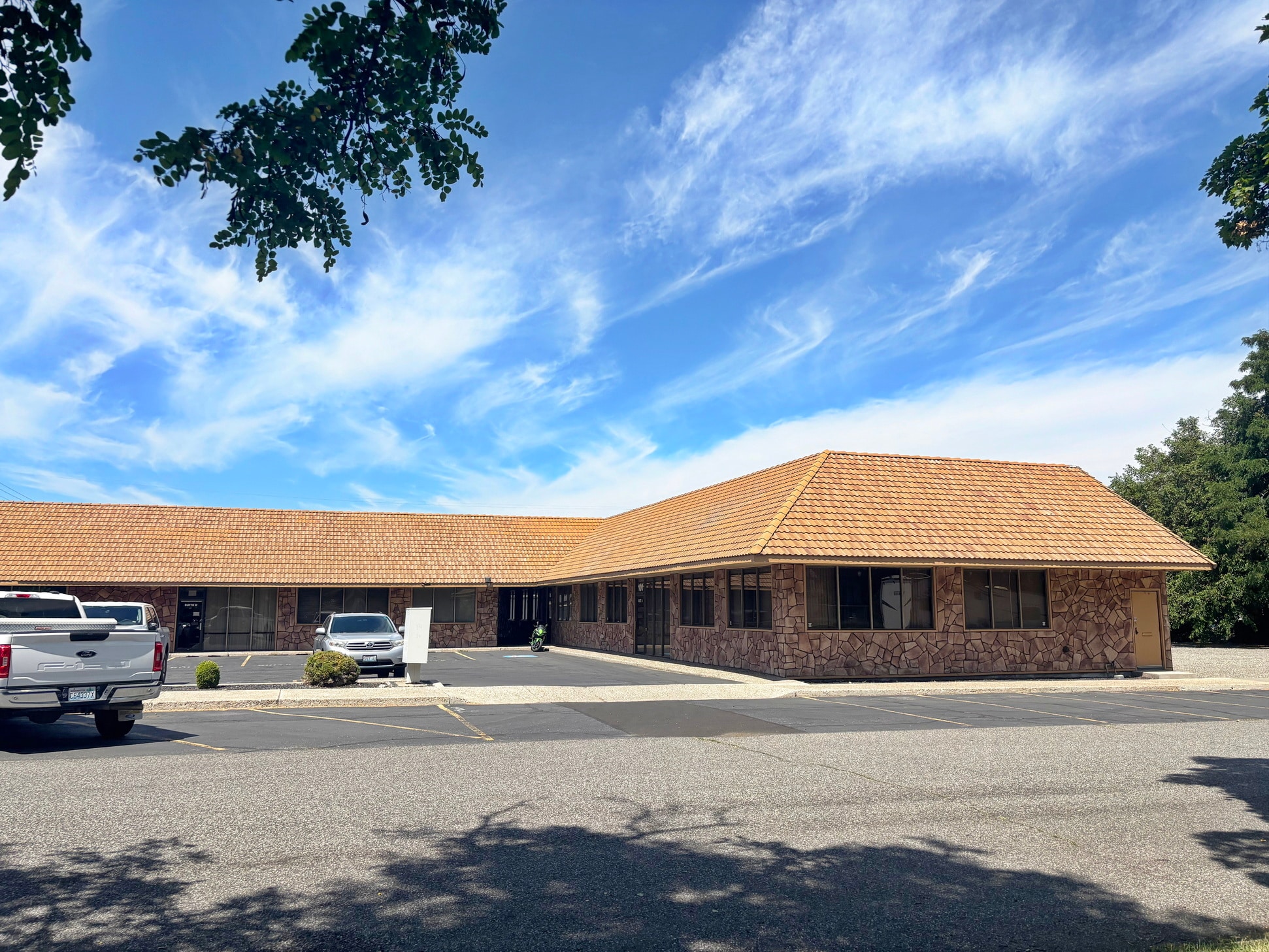 100 N Fruitland St, Kennewick, WA for lease Interior Photo- Image 1 of 17