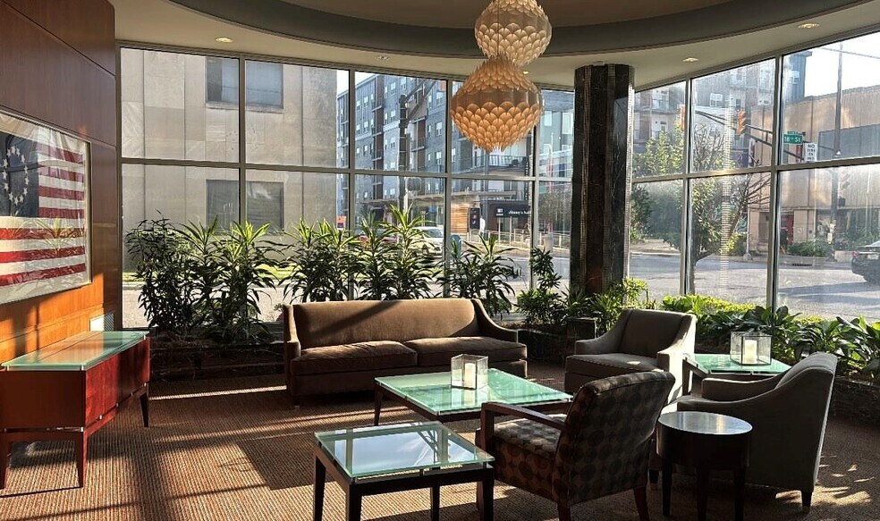 1776 N Meridian St, Indianapolis, IN à louer - Photo du bâtiment - Image 2 de 5