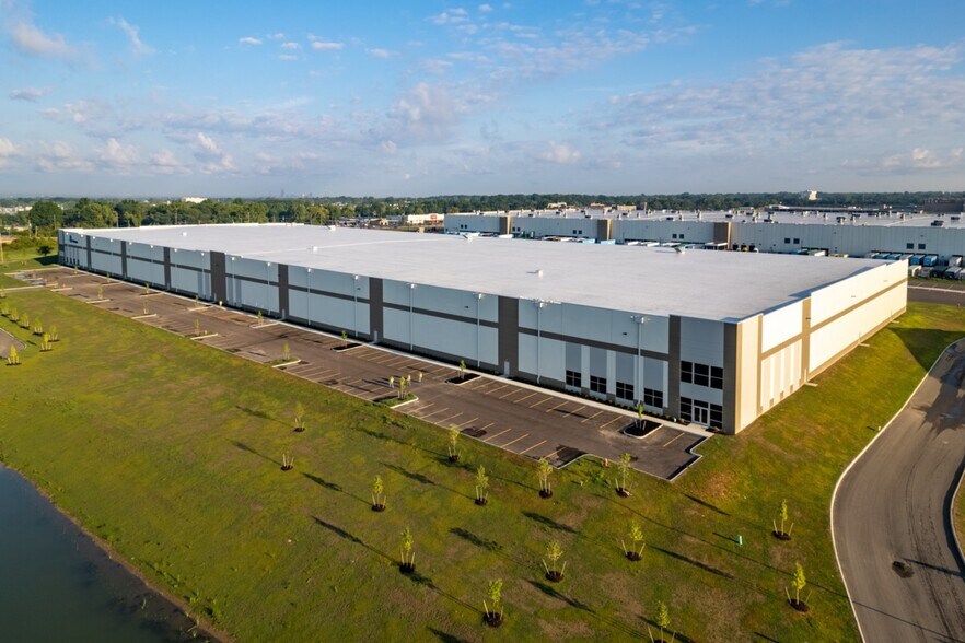 21201 Miles Rd, Warrensville Heights, OH for lease - Building Photo - Image 1 of 10