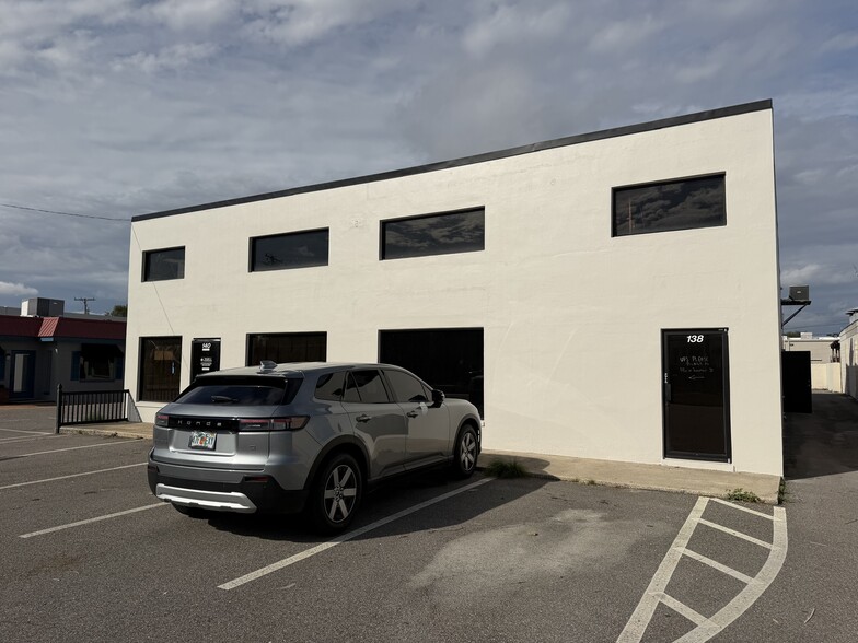 138 W Robertson St, Brandon, FL for lease - Building Photo - Image 1 of 7