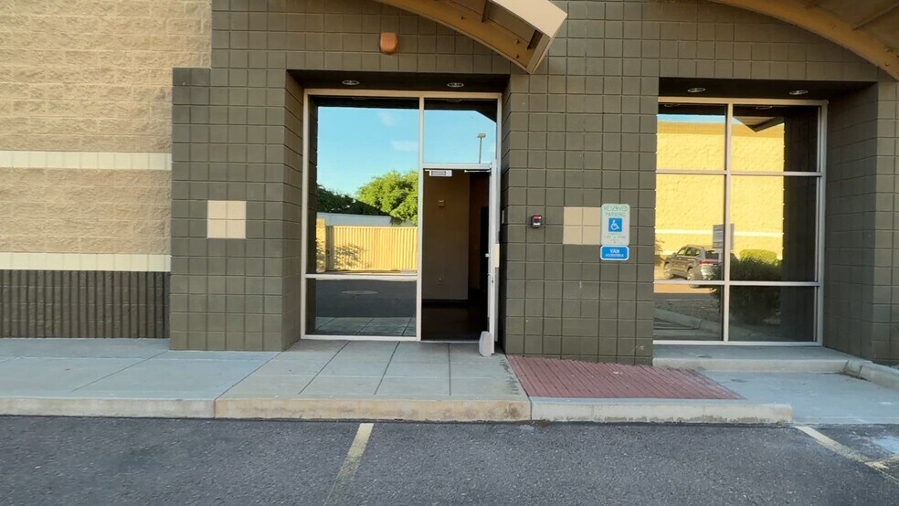 12455 N 92nd Dr, Peoria, AZ à louer - Vidéo sur l’inscription commerciale - Image 3 de 24