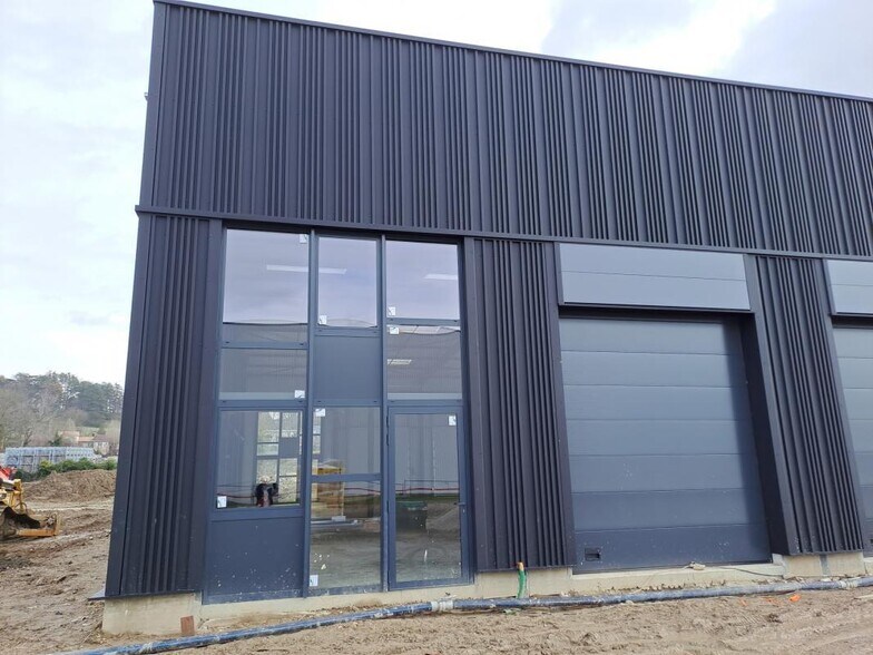 Flex in Trévoux for sale - Building Photo - Image 1 of 4