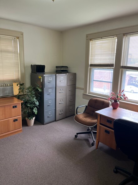 142 Oak Tree Ave, South Plainfield, NJ à louer - Photo du bâtiment - Image 3 de 8