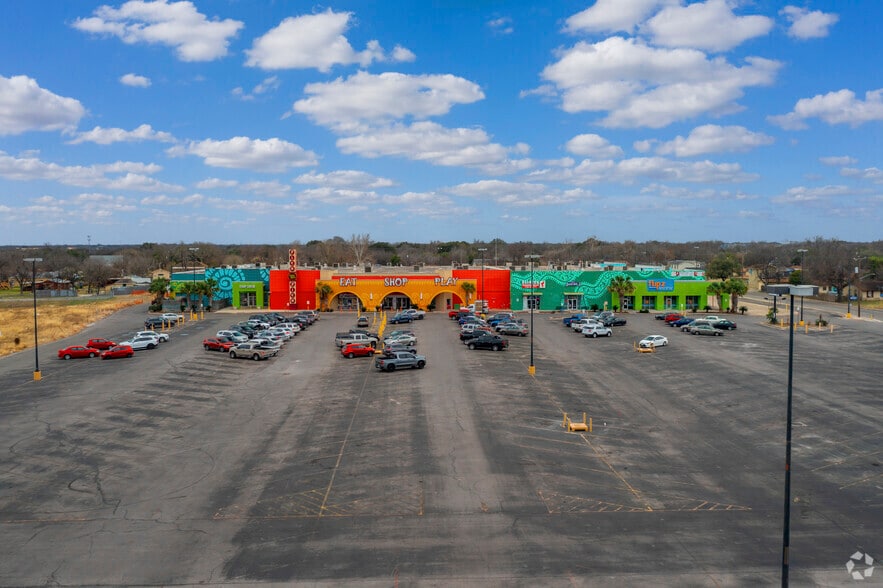 910 SE Military Dr, San Antonio, TX for lease - Building Photo - Image 3 of 7