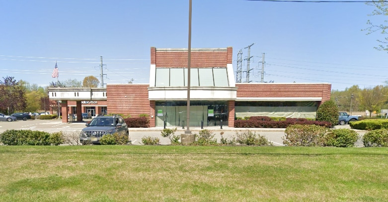 29-47 Eisenhower Pky, Roseland, NJ for lease - Building Photo - Image 1 of 4