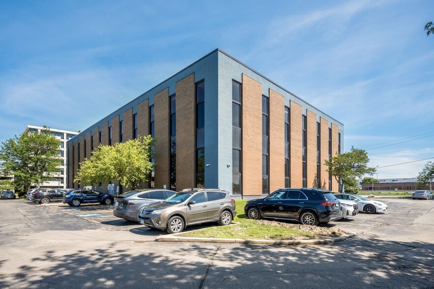 10700 W Higgins Rd, Rosemont, IL for sale - Building Photo - Image 3 of 122