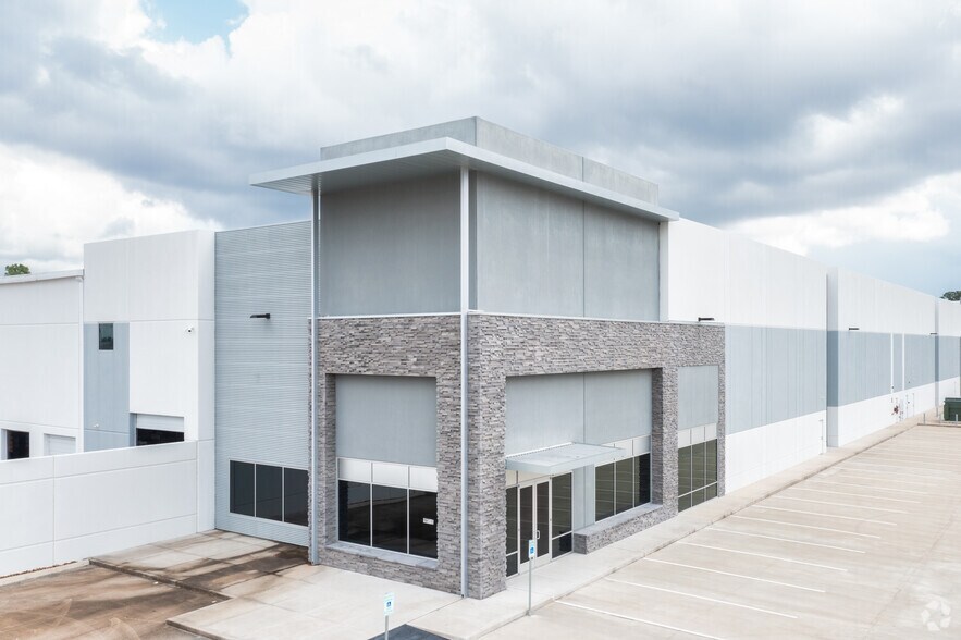 18870 Eastex Fwy N, Humble, TX à louer - Photo du bâtiment - Image 2 de 3