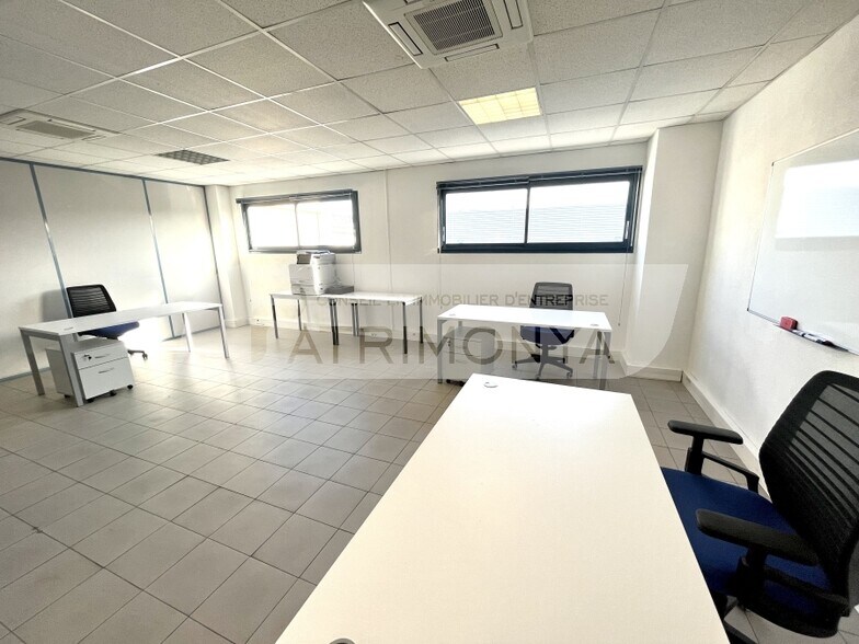 Office in Marseille for lease - Interior Photo - Image 2 of 7