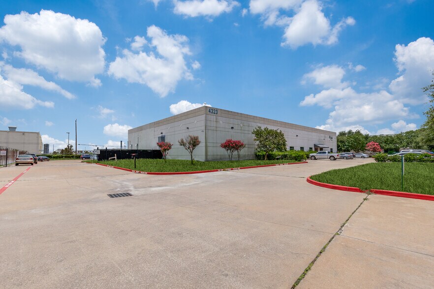 4323 Greenbriar Dr, Stafford, TX à vendre - Photo du bâtiment - Image 3 de 24