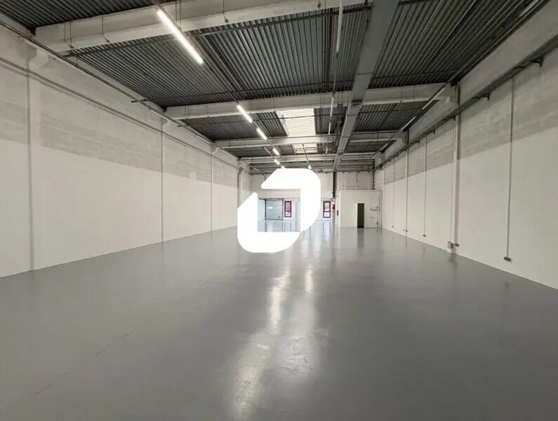 Flex in Éragny for lease Interior Photo- Image 1 of 12