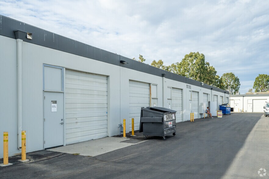 17955 Sky Park Cir, Irvine, CA à louer - Photo du bâtiment - Image 2 de 4