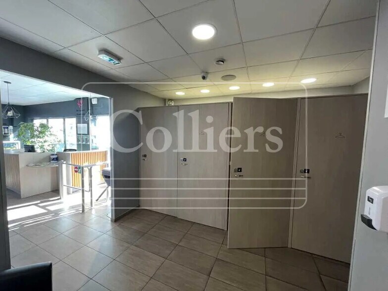 Commerce de détail dans Éguilles à louer - Photo du bâtiment - Image 3 de 8