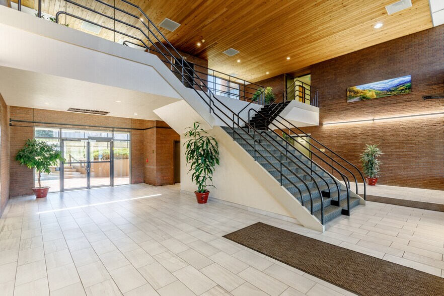12150-12200 E Briarwood Ave, Centennial, CO à louer - Hall d’entrée - Image 2 de 15