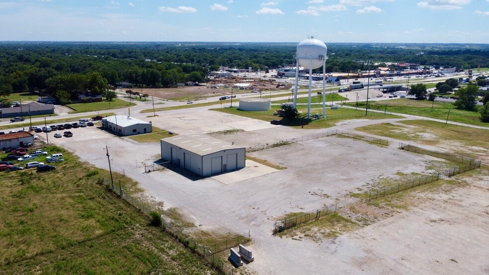 1401 E Highway 82, Gainesville, TX for lease - Building Photo - Image 2 of 27