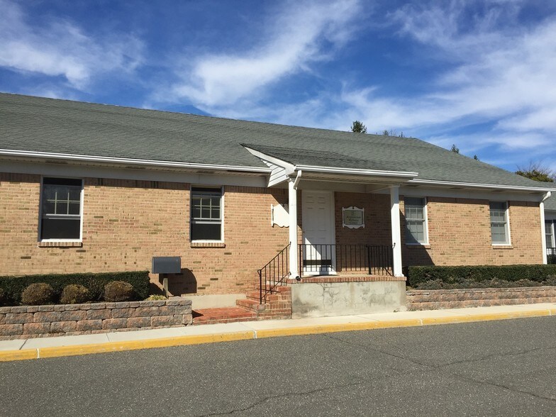 22 S Holmdel Rd, Holmdel, NJ for lease - Primary Photo - Image 1 of 1