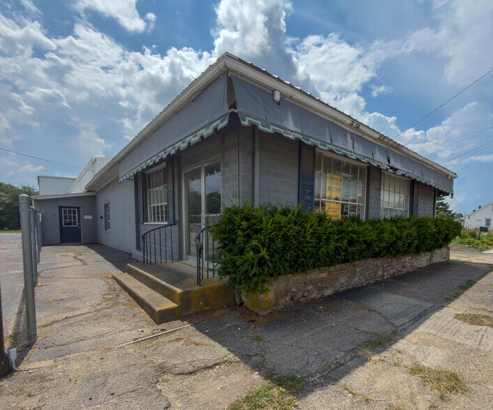 700 N Eastern Ave, Connersville, IN à vendre - Photo du bâtiment - Image 2 de 26