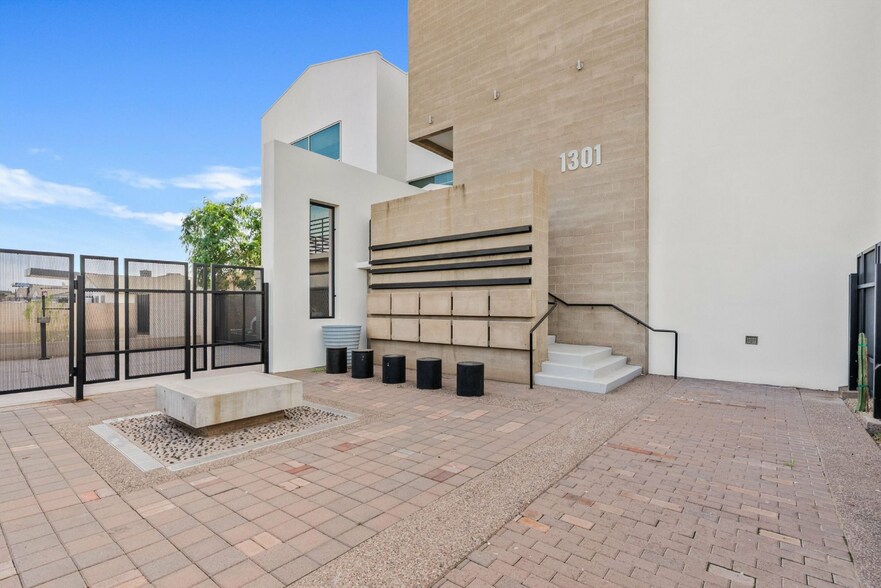 1301 E Almeria Rd, Phoenix, AZ à vendre - Photo du bâtiment - Image 2 de 9