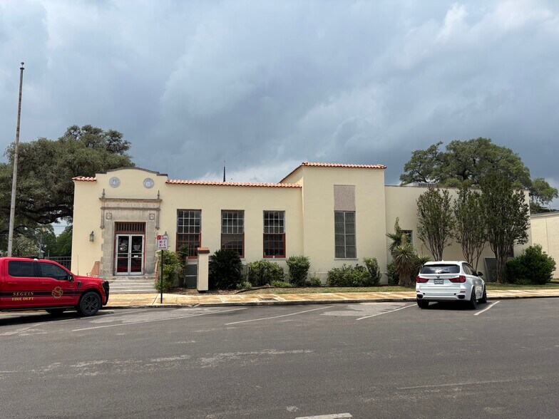 202 N Camp St, Seguin, TX à louer - Photo du bâtiment - Image 2 de 15