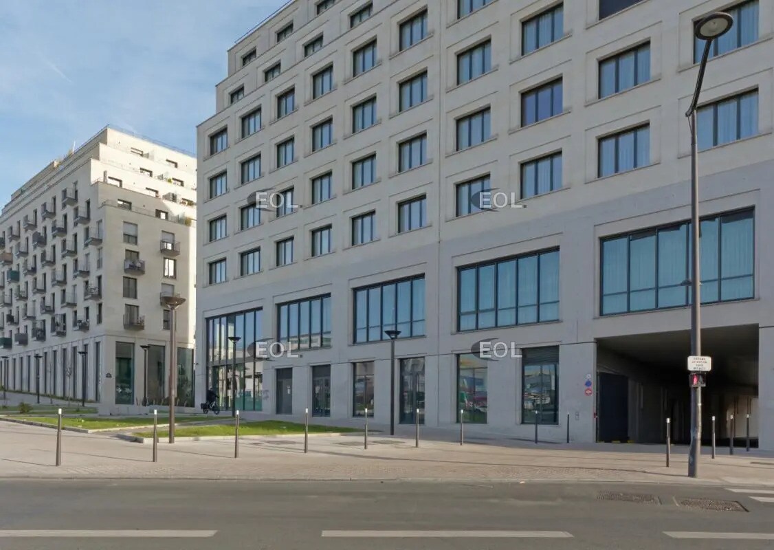 Flex in Paris for lease Building Photo- Image 1 of 4