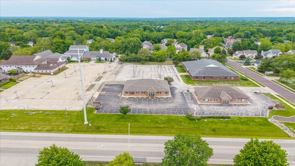 3322 W Willow Knolls Rd, Peoria, IL à vendre - Photo du bâtiment - Image 3 de 23